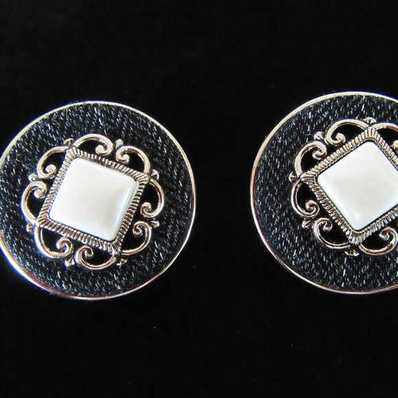 Casual Corner round pierced button earrings with fabric, faux pearl & filigree - Picture 4 of 7